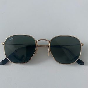 Super cute & never worn Raybans with original case!